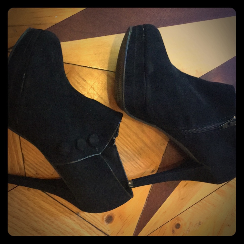 Black Red Circle brand heels